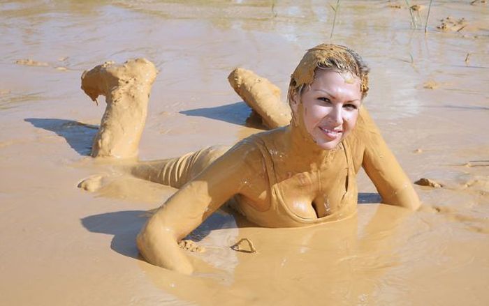 Сексуальные девушки по колено в грязи в грязи (40 фото)