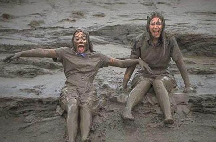 Сексуальные девушки по колено в грязи в грязи (40 фото)