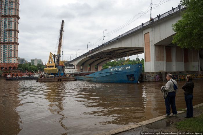 Москва-река была перекрыта сухогрузом (5 фото)